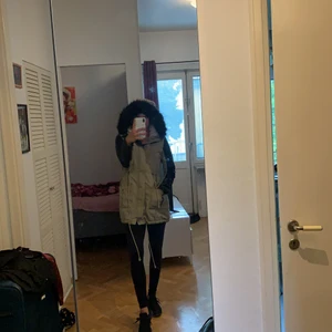 Vinter/höstjacka  - Supersnygg höst/vinterjacka med ärmar i konstgjord skinn. Stor luva och fodrad med mjukt och varmt ”gosedjursludd”. Självklart fakepäls. Snörning i midjan och passar alla kroppstyper. Sparsamt använd och superfint skick. Säljes enbart för att jag har så många jackor och den kommer tyvärr inte till användning. 