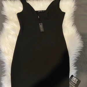 Storlek M  - En svart strechig klänning. Helt ny priss läppen på. 