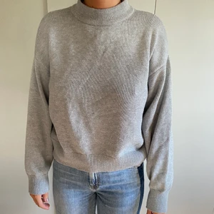 GRÅ TRÖJA  - En grå stickad tröja från HM