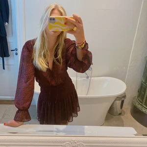 Intresse koll på klänning från Zara❤️ - En av mina favoritklänningar som jag tyvärr inte använder så mycket just nu❤️skriv till mig vid intresse så diskuterar vi pris❤️