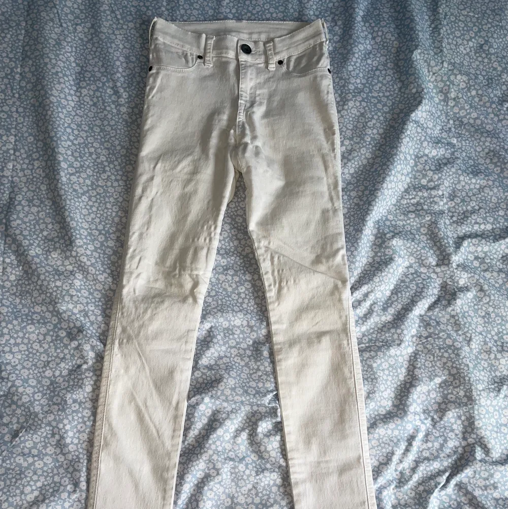 Vita Dr Denim högmidjade jeans i storlek XS, i fint skick. . Jeans & Byxor.