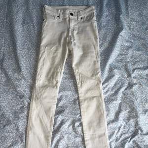 Vita Dr Denim högmidjade jeans i storlek XS, i fint skick. 