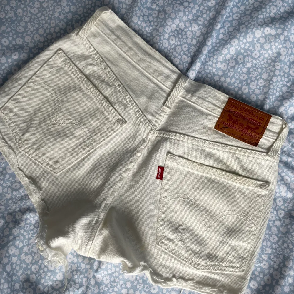 Vita Levi’s jeansshorts i storlek 24, något missfärgade men inget som syns när man har dem på sig. . Shorts.