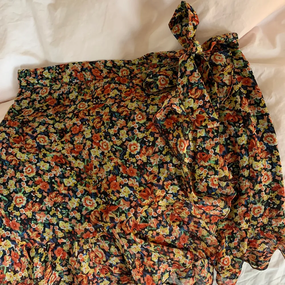 Blommig kjol från Urban outfitters i storlek M👍köparen står för frakt. Kjolar.