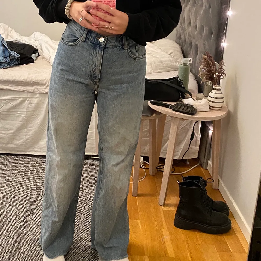 Säljer dessa snygga jeans i modellen Yoko från monki då dom är för stora för mig! Jag är 163 cm och byxorna är i strl 28☺️ OBS Färgen syns bäst på sista bilden!. Jeans & Byxor.