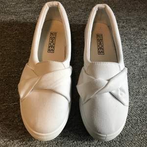 Superfina slutsålda vita skor från Nelly i storlek 38! Köpte dem inför studenten men de kom aldrig till användning!😘