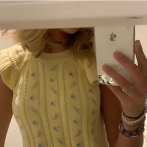 Gullig Stickad topp från Zara💕💕 - Så söt stickad topp från zara i storlek S, nästan helt oanvänd så väldigt fint skick! Köparen står för frakten❤️