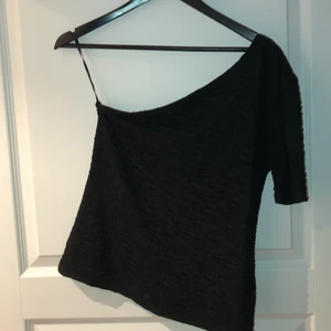Svart topp från Cheap Monday.  - Svart topp från Cheap Monday i storlek M. Använd 2 gånger. Katt finns i hemmet. 
