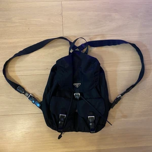 PRADA ryggsäck  - Vintage Prada Nylon ryggsäck 🎒 storlek: 32 cm Hög  15 cm Längd 30 cm bredd passar perfekt för en laptop o andra skolgrejer. Grymmt vintage skick. 