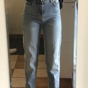 Säljer dessa fina jeans från Gina storlek 32 på grund av att de är för korta. Fint skick🤍