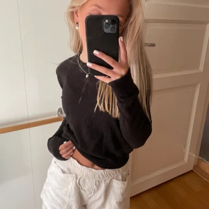 Finstickad tröja - Mörkgrå/svart finstickad tröja från pull& bear, matchar till allt!! Kort i modellen 💕