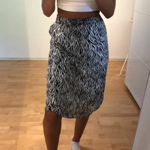 Midi-kjol från VILA - Jättegullig midi-kjol från VILA i zebramönster (med underkjol så den är ej genomskinlig). resor i midjan vilket gör att den passar flertalet storlekar och kroppstyper. Enbart använd en gång, finns ej kvar på hemsidan. Hör av er för bilder/frågor💜