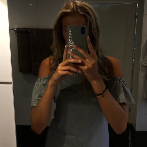 Söt, grå mini-klänning  - Jättesöt, grå klänning i såå skönt material, köpt i Spanien, har blivit för kort på mig som är 174, därav säljer jag den🤍 annars passar strl M mig bra, skulle dock rekomendera för strl xs/s! hör av er för fler bilder/frågor