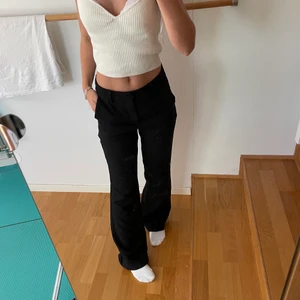 Lågmidjade kostymbyxor - lågmidjade kostymbyxor från Lindex, väldigt trendiga och väldigt snygga💕💕buda från 400kr