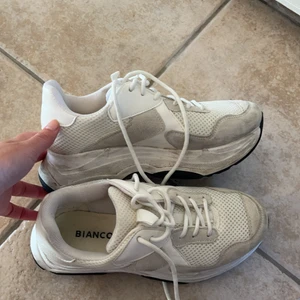 Bianco skor - Lite högre skor i strl 37 men passar mig då jag vanligtvis har strl 38. Exklusive frakt. 