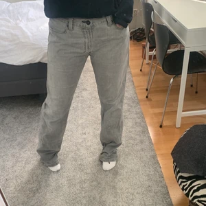 Gråa Levis Jeans - Säljer dessa sjukt snygga Gråa Levis jeans i rak modell💕 passar sjukt bra i längden på mig som är 168 och vanligt vis har M/40 i jeans, dock lite stor i midjan på mig!🥰