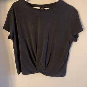 Tre pack t-shirtar - Tre knappt använda t-shirtar! Alla är i storlek S och i fint skick! Frakt tillkommer💕