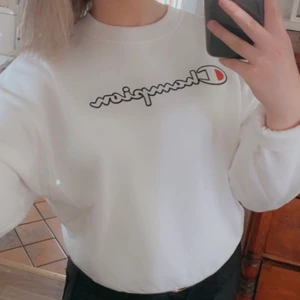 Champion sweatshirt - Vit champion sweatshirt. Är i storlek M. Supersnygg verkligen!! Använder den inte längre. 