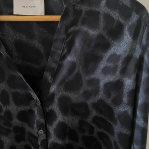 Neo noir tröja - Så fin silkes skjorta från neo noir, ej använd 