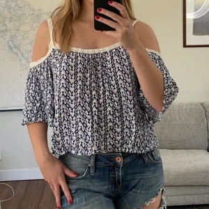 Söt blus/topp - Något ostruken:) storlek M men har även funkat på mig som är S/XS trots lite för stor! Frakt ingår inte men kan diskuteras, alternativt mötas upp i Stockholmsområdet!