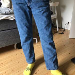 Dessa jeans är min lillasysters. Det är hon som bär de(158cm) är hon. Iallafall vi köpte de för 1000. Jeansen är super snygga och färgen är unik.