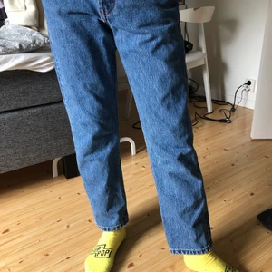 Levi’s jeans (mörk blå) 501. 34-36  - Dessa jeans är min lillasysters. Det är hon som bär de(158cm) är hon. Iallafall vi köpte de för 1000. Jeansen är super snygga och färgen är unik.