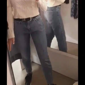 Blå momjeans - Blå momjeans från bikbok. Avklippta längst ner. Så bra byxor som passar till allt! Säljer då jag har ett liknande par. 