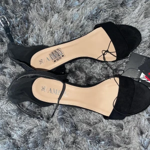 Klackskor - Aldrig använda klackskor i mocka-material. 5cm klack. Strl 36. Lapparna sitter kvar!🥰