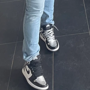 Nike air Jordan - I modellen ”silver toe”, endast använda fåtal gånger och därmed i ett väldigt fint skick! Box och kvitto ingår.