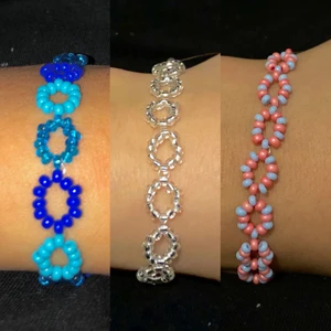 Pärlarmband  - Egengjorda pärlarmband med ringlås och icke elastisk tråd!  För att önska egna färger så släng iväg ett meddelande privat:) har de mesta! 