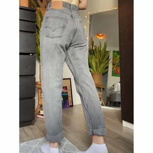 Vintage Levi’s jeans - Gråa Levi’s Jeans med knäppning istället för gylf i stl. 38/40 . Byxorna har en mom jeans fit. 🌸 Jättebra skick och burna av min egna mor en gång i tiden!