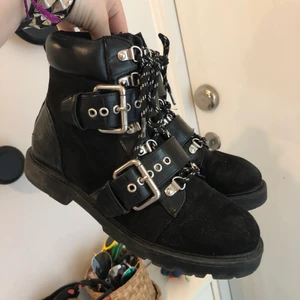Svarta boots - Snygga goth boots med coola spännen. Köpta från asos. Ganska använda men i fint skick.