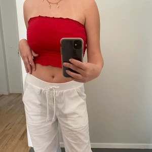 Röd offshoulder top - Vibrant röd off shoulder top från Bikbok i storlek S. Jag är 163 cm lång och har ofta M/S men den sitter perfekt. Säljer den eftersom den inte kommer till användning längre, köpt 2020. Säljer den för 50 kr exklusive frakt annars kan jag mötas i stockholm!❤️