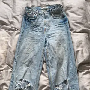 Jeans från zara med slitna hål på knäna i strl 34