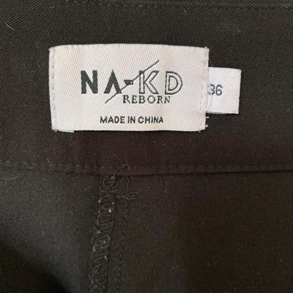 Svarta, raka kostymbyxor från NA-KD. Storlek S. En knapp har lossnat, men inget som märks. Utöver det är skicket bra. Nypris 499kr. Jeans & Byxor.