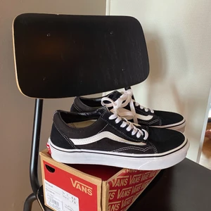Vans Old Skool  - Vans Old skool, oanvända strl 38 500:- ord pris. 899:- kan skickas, köparen står för frakten. 