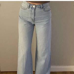 Jeans, köpt här på plick men tyvärr lite långa för mig därav säljer jag🥰🥰 jättefina och perfekta till sommarkvällar, tveka inte att höra av er privat om ni är intresserade, byxorna är från Lindex.💞obs: frakt icke inräknat i priset, köparen står för det, det kan även diskuteras✨