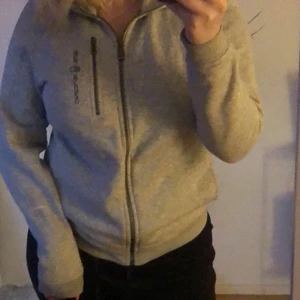 Sail Racing kofta - Min nästintill oanvända kofta säljer jag pga att jag ej använder den. Den är i storlek 160 men passar både XS och S! Vid snabb affär kan priset diskuteras💞