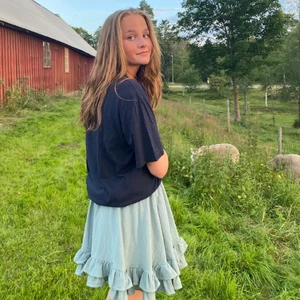 36 - Blå/grön slutsåld linnekjol från HM som ändats är använd ett fåtal gånger, så är som nyskick. Köparen står för frakten och kan annars mötas upp längst gröna linjen.💗💗