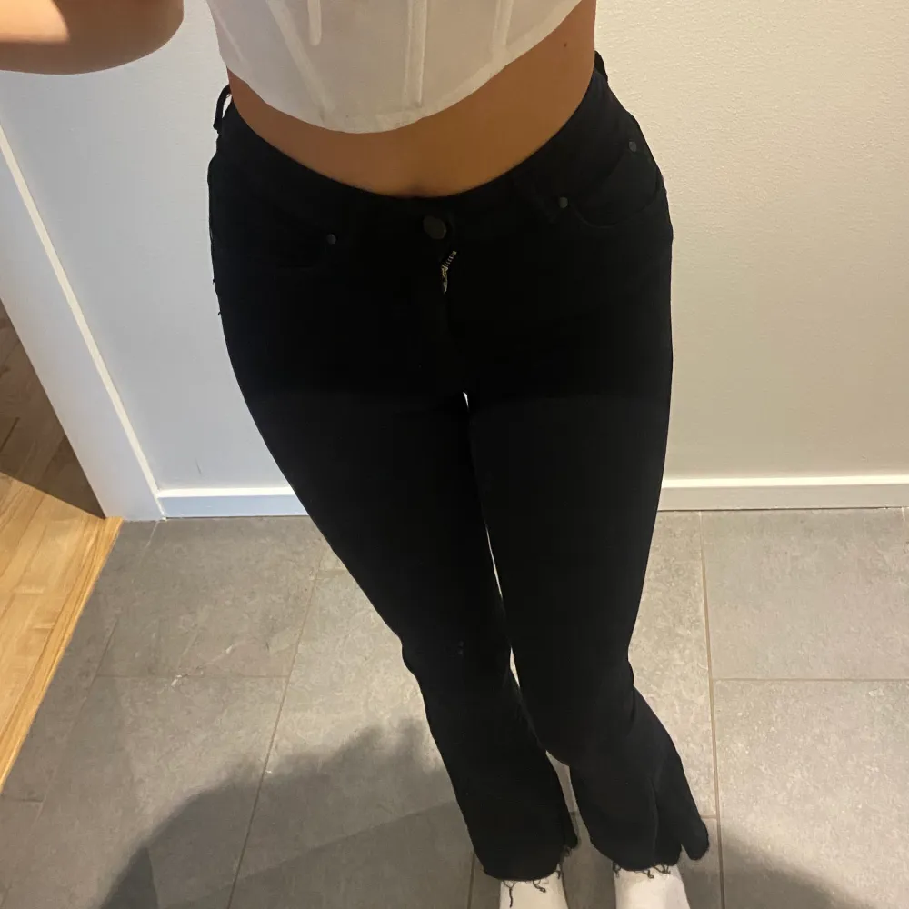 Svarta mid-waist bootcut jeans ifrån Gina tricot i storlek S. Jag är 167 cm och har storlek S/XS. Säljer de för de är lite för korta för mig! Säljs för 100kr exklusive frakt då de är knappt använda!🖤. Jeans & Byxor.