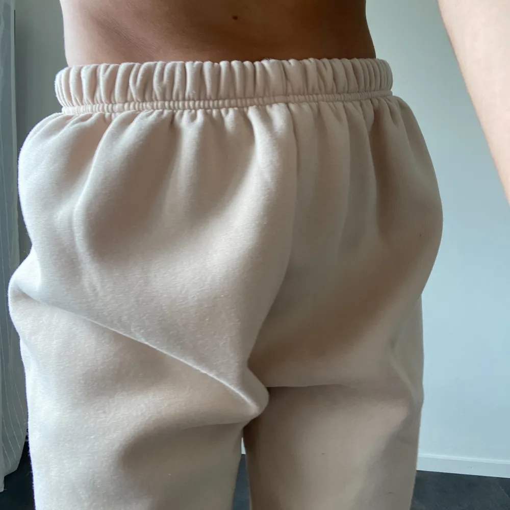 Hey, I’m selling my sweatpants - wide legs, super long legs, nude colour, oversized . SALE IS ONLY UNTIL 10. JUNE!!. Jeans & Byxor.