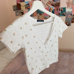 Brandy Melville Amara Top - Säljer denna Brandy Melville Top i nyskick, ny annons pga krånglig köpare. Plagget är endast testat och tvättas givetvis innan frakt. Den är i perfekt skick och det perfekta blommiga mönstret nu till sommaren. Säljer pga att det inte satt bra på min kroppstyp! Först till kvarn gäller 🌸🧚🏻‍♀️ 