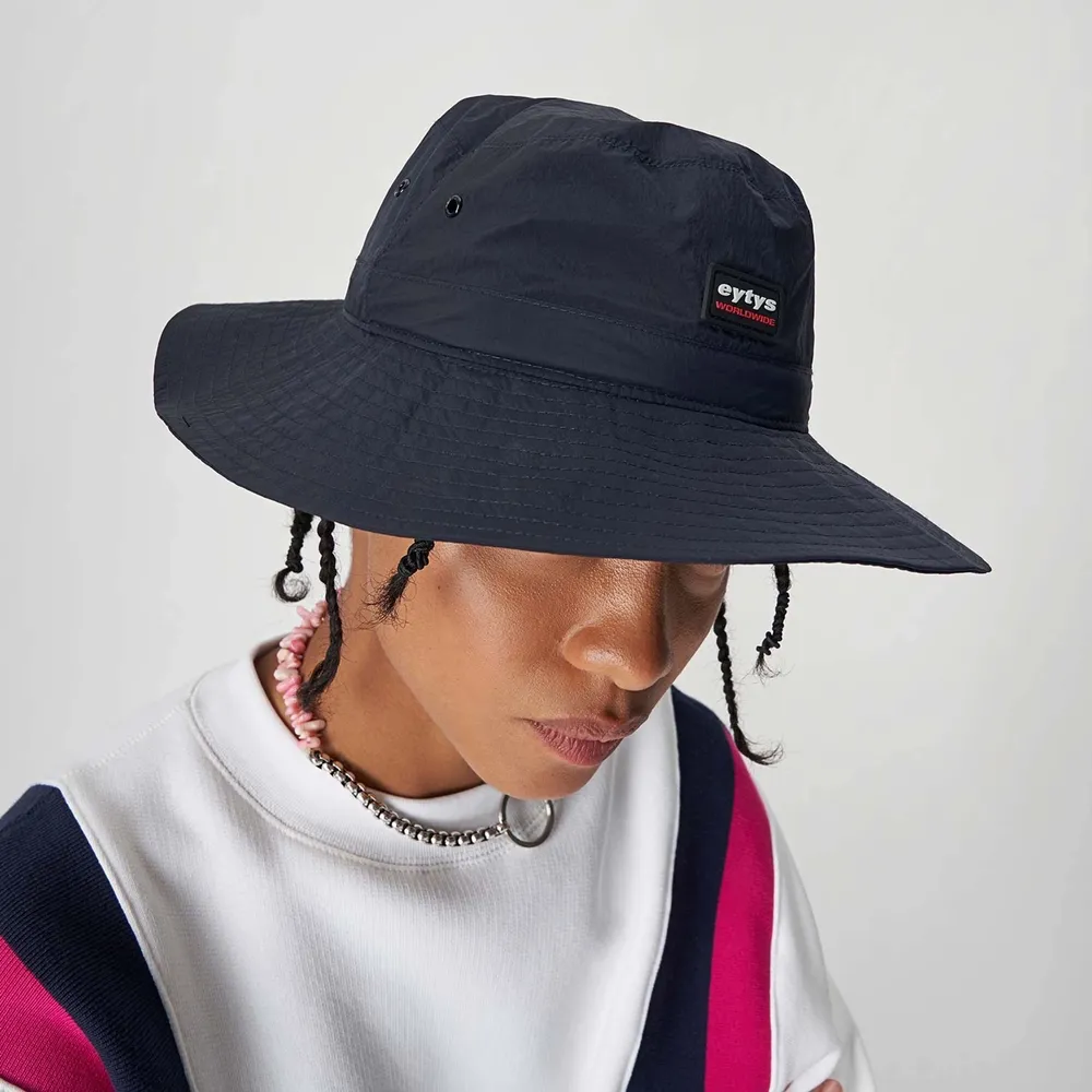 💥Eytys snygga Ballzy Bucket Hat - helt ny med tags!!💥 nypris 900 kr, Storlek XS-S (56-57 cm omkrets) Mörkblå, men nästan svart. GRATIS FRAKT!!  . Accessoarer.