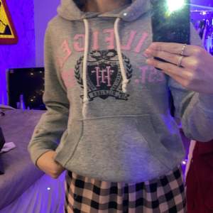 Hejsan!💕 jag säljer en Hilficer hoodie, den är väldigt bekväm och fin. Kontakta mig om du är intresserad!💖