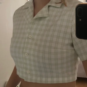 Sommar topp - Jätte gulligt sommar topp köpt på Brandy Melville som tyvärr inte har kommit till användning💕 det är storlek one size men skulle säga att den passar en XS-S🤍 Kom privat för fler bilder💗