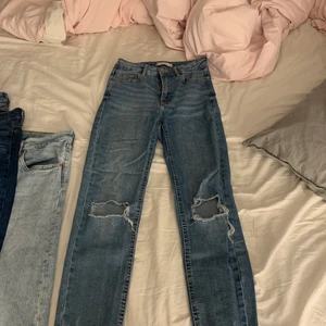 Jeans Gina tricot - Storlek S bra i storlek, använder ej annars jättefina jeans med håll i knäna och klippta när nere. Är själv 1,63 och dom sitter bra i längden