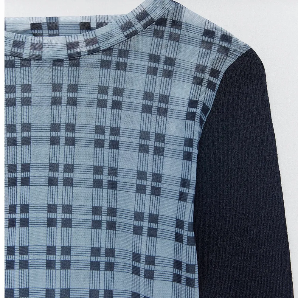 Säljer denna sjukt snygga tröja från Zara som har stickade armar (tunt stickat) och den ljusblå delen är mesh. Storlek S💕💕. Toppar.