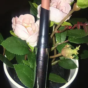 Läppstift i färgen lustrous nude. Oanvänd 