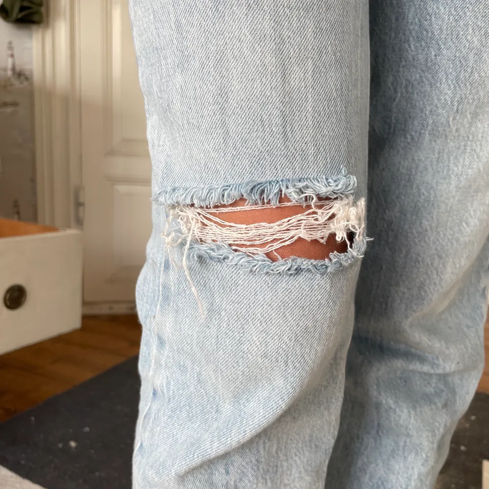 Snygga croppade jeans med hål på högra knät . Jeans & Byxor.