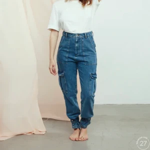 Cargo jeans  - Cargo jeans Julia från Bikbok! (Första bilen är lånad) sjukt snygga, älskar! men kan tyvärr inte ha dom längre! Pris 300, köparen står för frakt:) storlek 26, typ xs/s kanske?. Använda fåtal gånger, så i bra skick! Finns mer bilder om intresserad:)